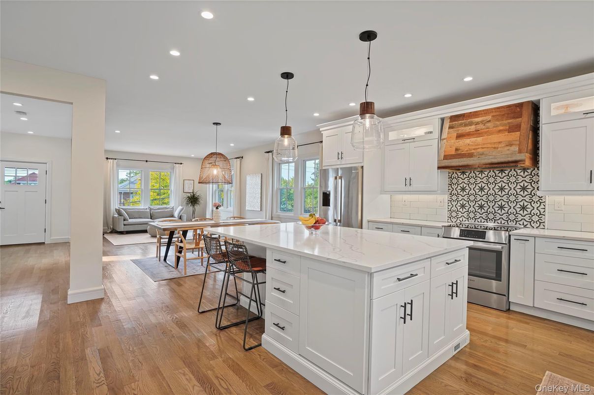 Dining room, Interior, Kitchen, Living room, Pendant Lights, Recessed Lighting, Stainless Steel Appliances, Wood Texture Flooring