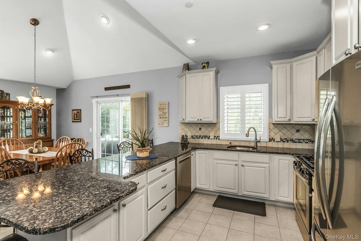 Chandelier, Dining room, Interior, Kitchen, Recessed Lighting, Stainless Steel Appliances
