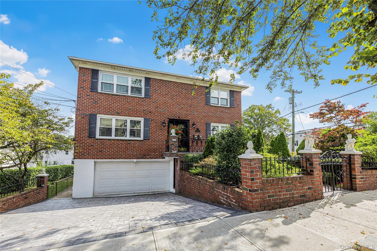 Attached, Exterior, Facade, Brick Facade, Raised Ranch