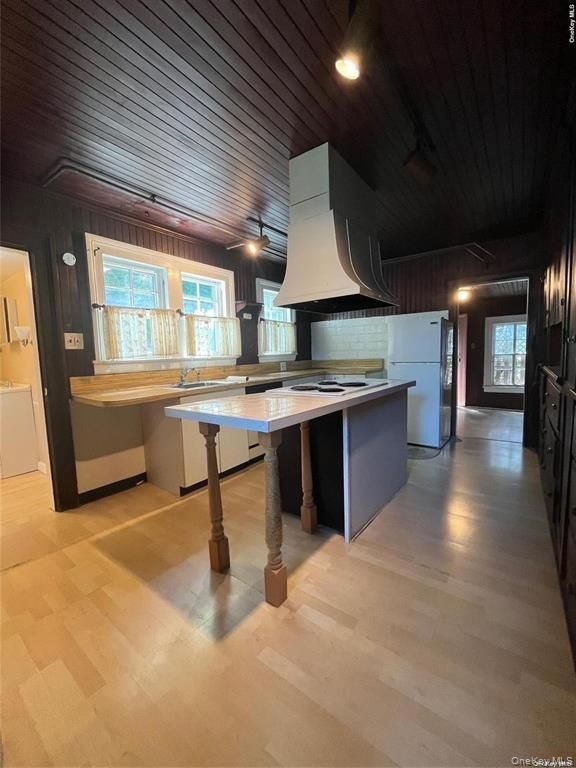 Interior, Kitchen, Recessed Lighting, Wood Texture Flooring