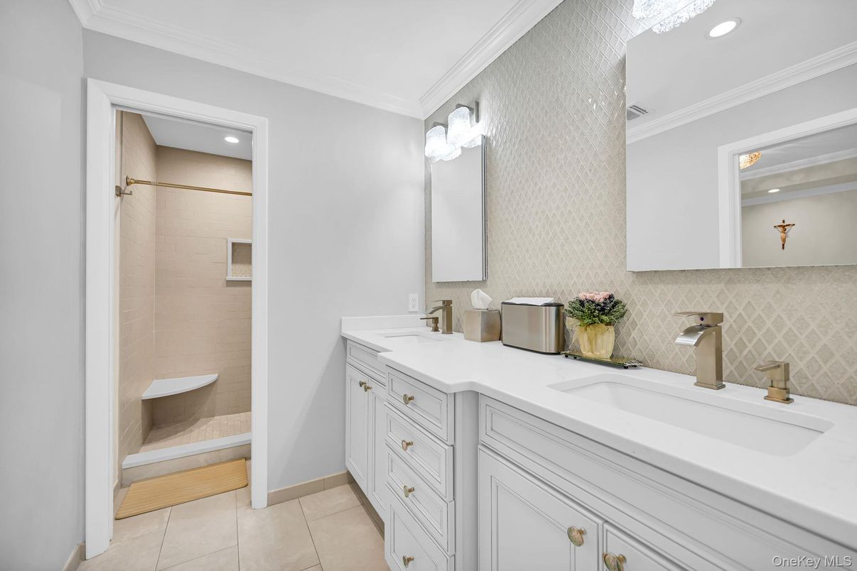 Bathroom, Dual Sink Vanities, Interior, Recessed Lighting