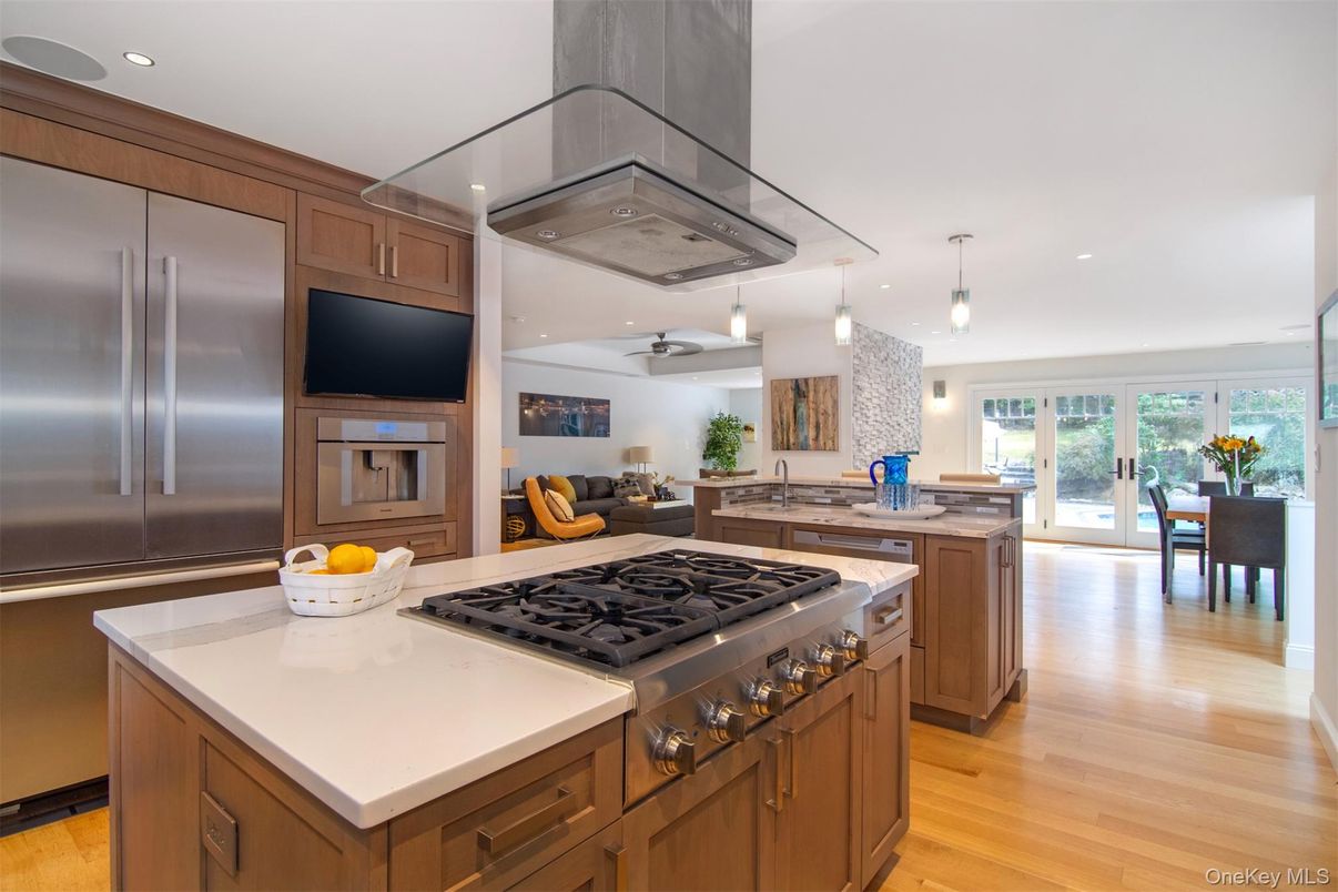 Dining room, Interior, Kitchen, Living room, Pendant Lights, Recessed Lighting, Stainless Steel Appliances, Wood Texture Flooring