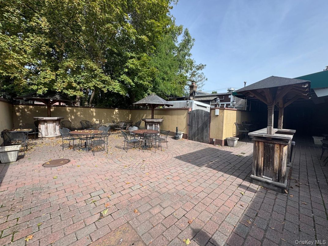 Exterior, Outdoor Kitchen