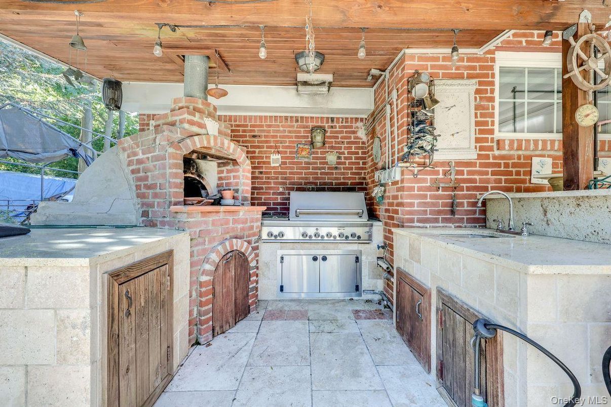 Exterior, Fireplace, Outdoor Kitchen