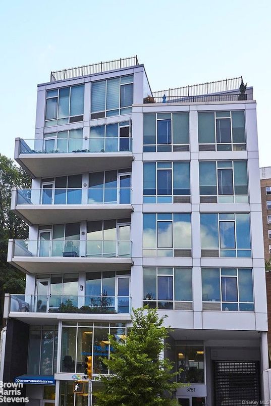 Exterior, Facade, Modern
