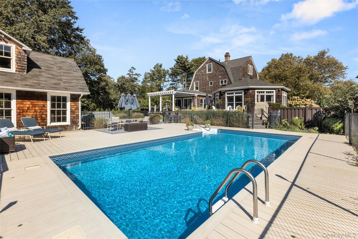 Exterior, Pool