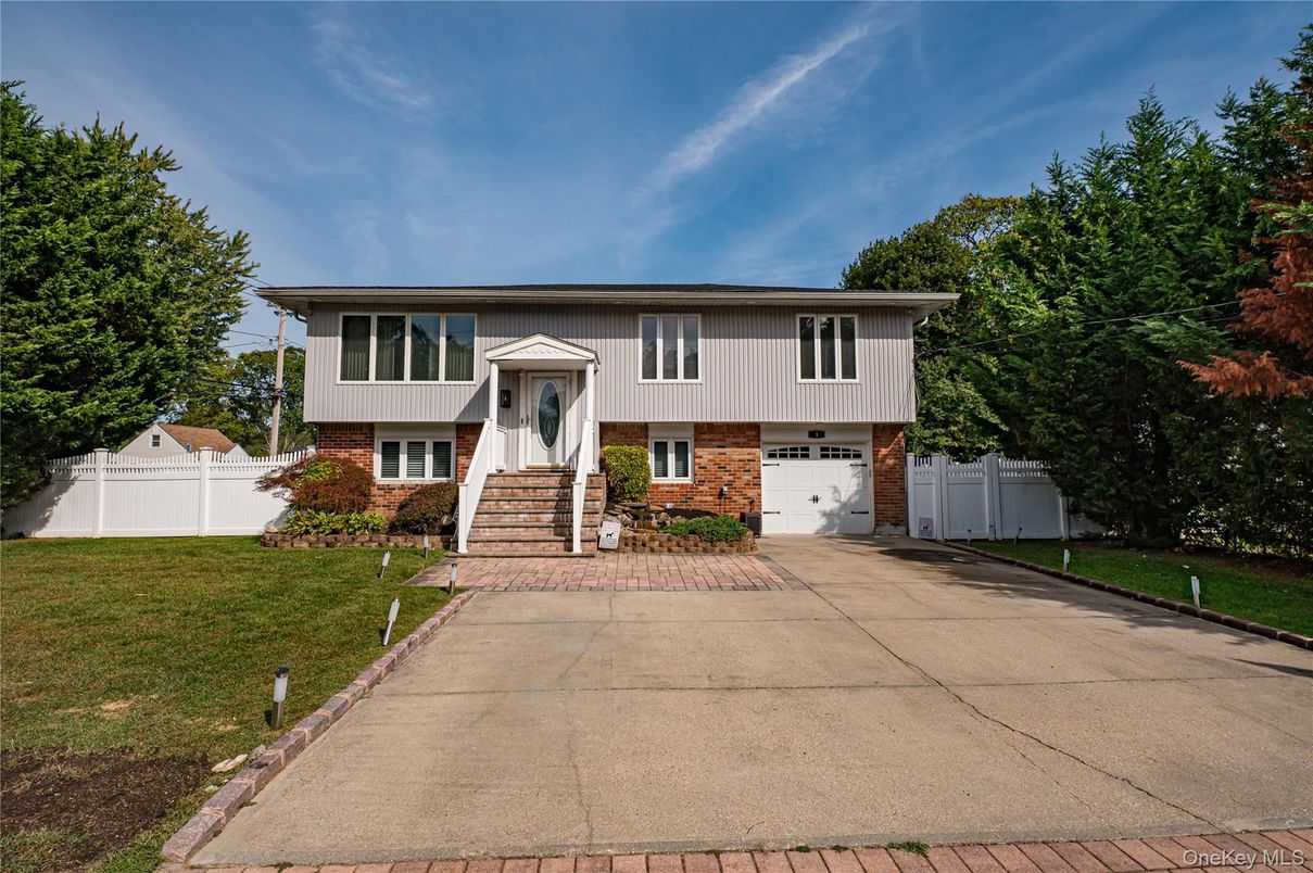 Attached, Exterior, Facade, Brick Facade, Raised Ranch