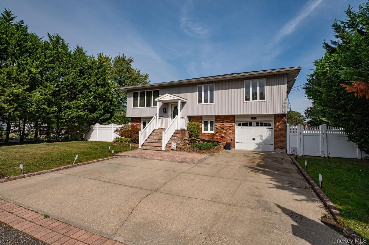 Attached, Exterior, Facade, Brick Facade, Raised Ranch