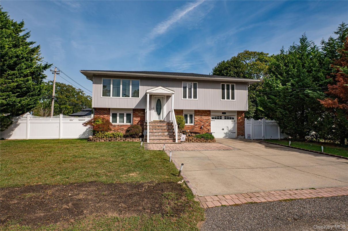 Attached, Exterior, Facade, Brick Facade, Raised Ranch