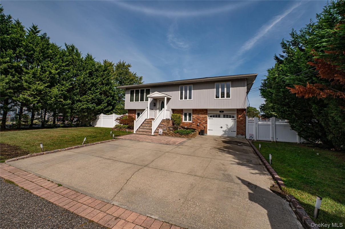 Attached, Exterior, Facade, Brick Facade, Raised Ranch