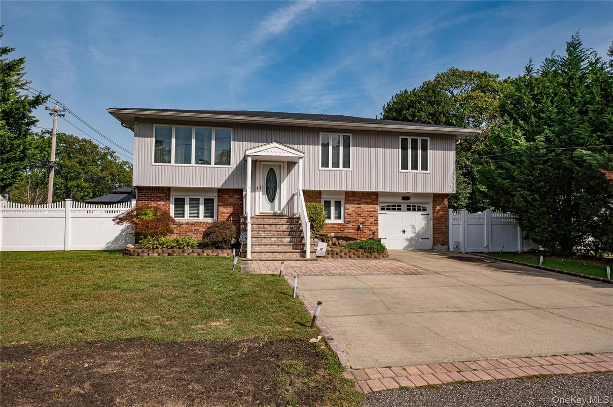 Attached, Exterior, Facade, Brick Facade, Raised Ranch