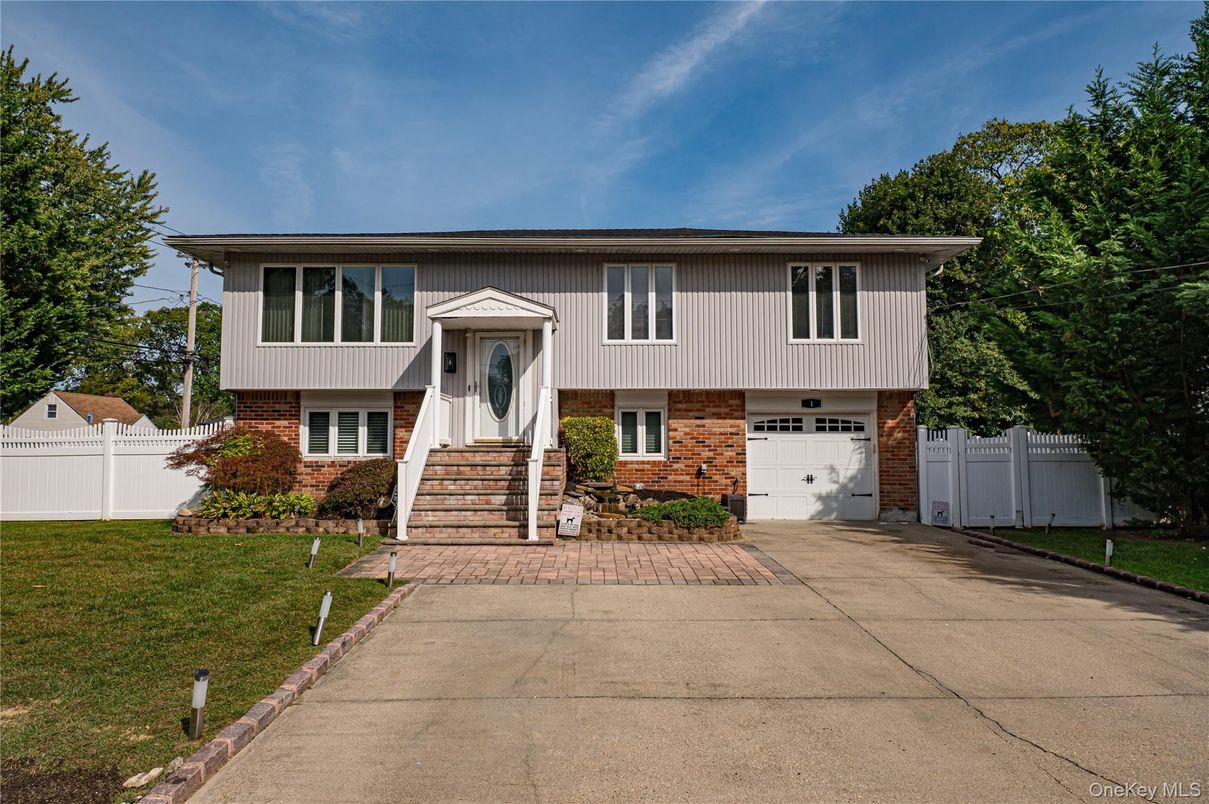 Attached, Exterior, Facade, Brick Facade, Raised Ranch