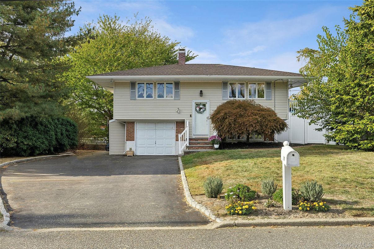 Attached, Exterior, Facade, Raised Ranch