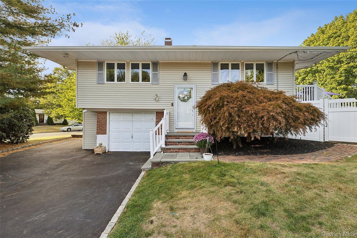Attached, Exterior, Facade, Raised Ranch