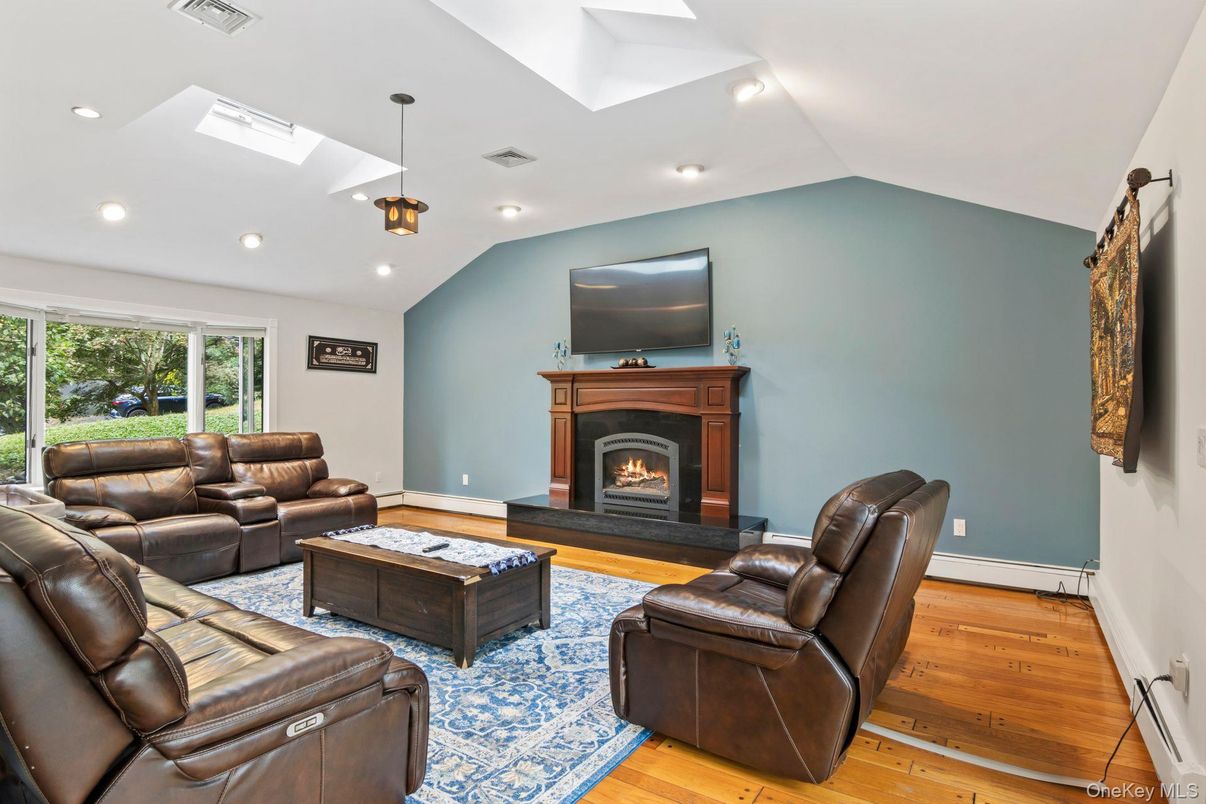 Fireplace, Interior, Living room, Pendant Lights, Recessed Lighting, Wood Texture Flooring
