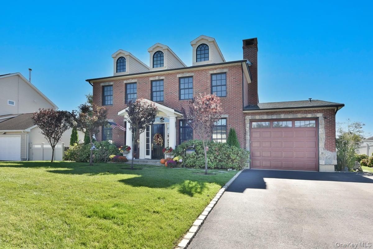 Attached, Backyard, Exterior, Facade, Brick Facade, Georgian