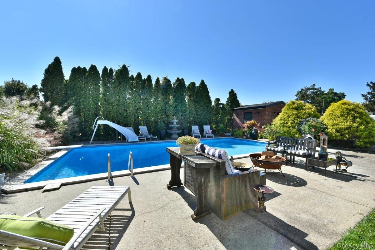 Exterior, Playground, Pool