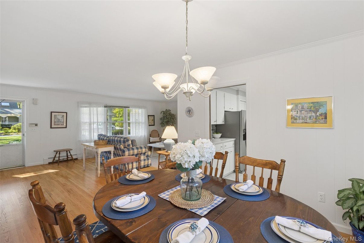 Chandelier, Dining room, Interior, Living room, Pendant Lights, Wood Texture Flooring