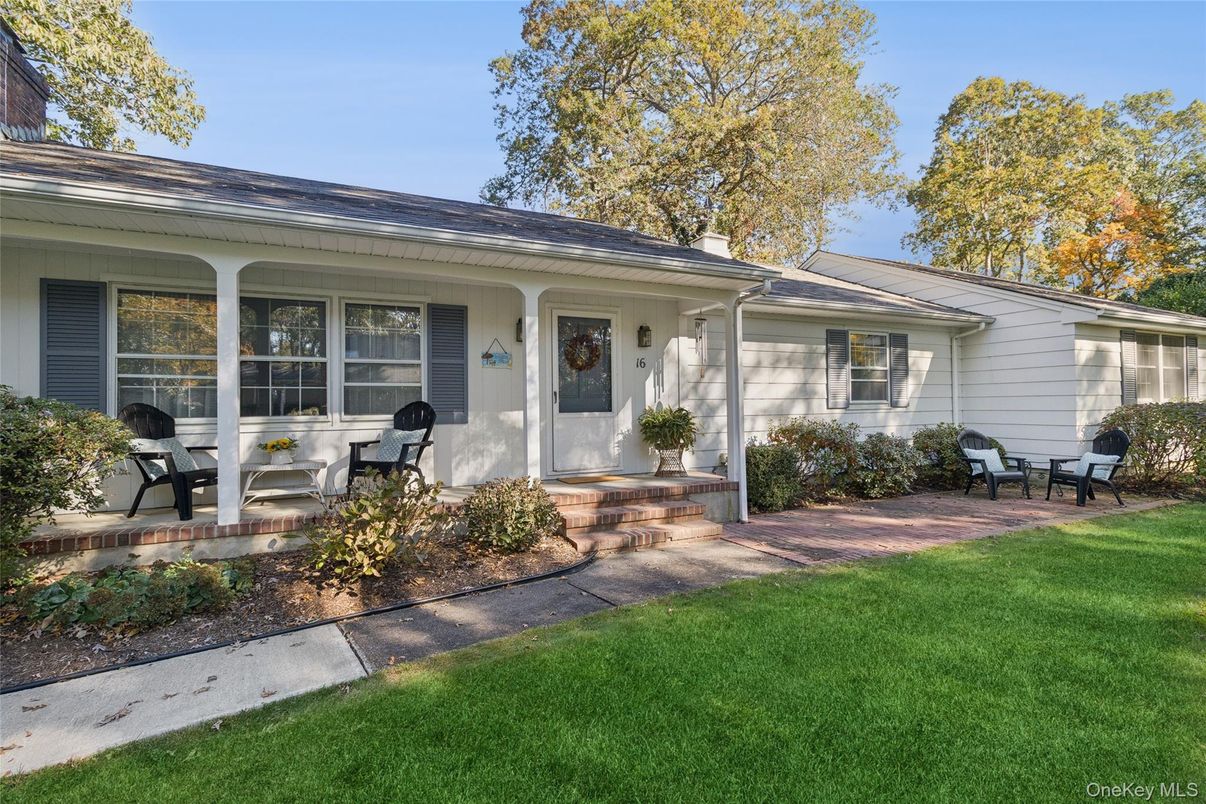 Exterior, Facade, Ranch