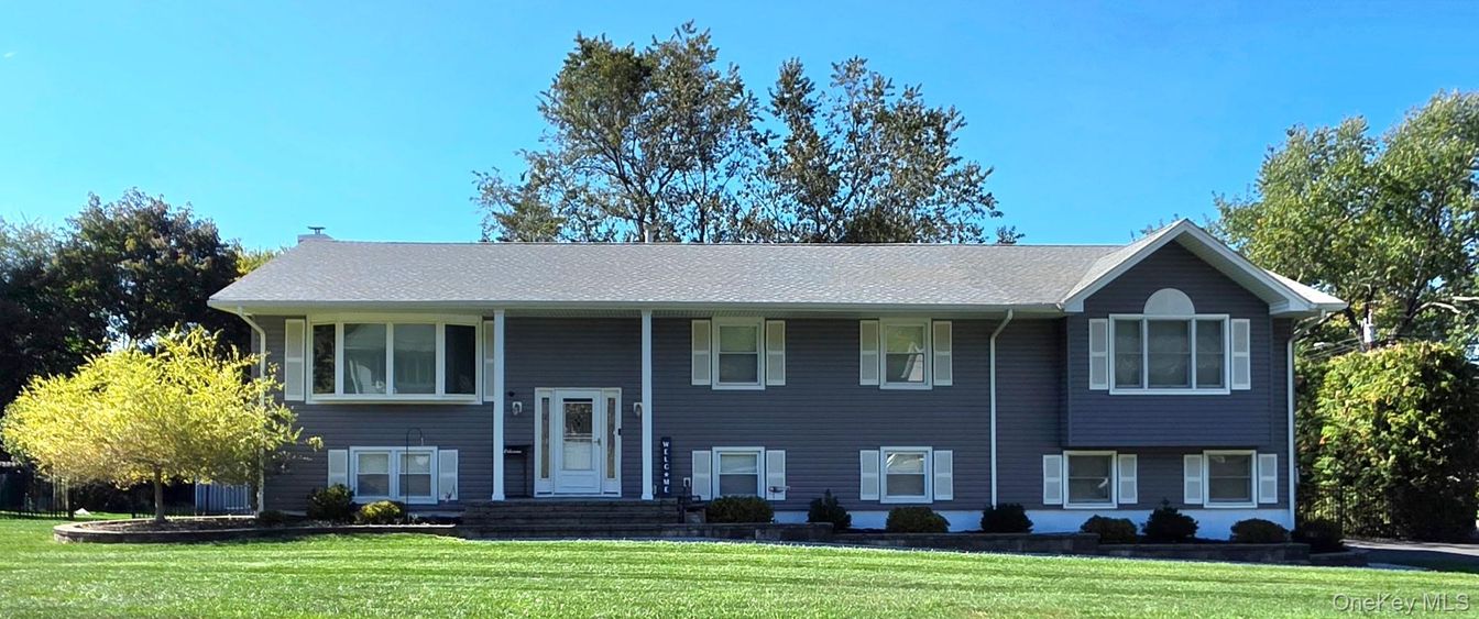 Exterior, Facade, Raised Ranch