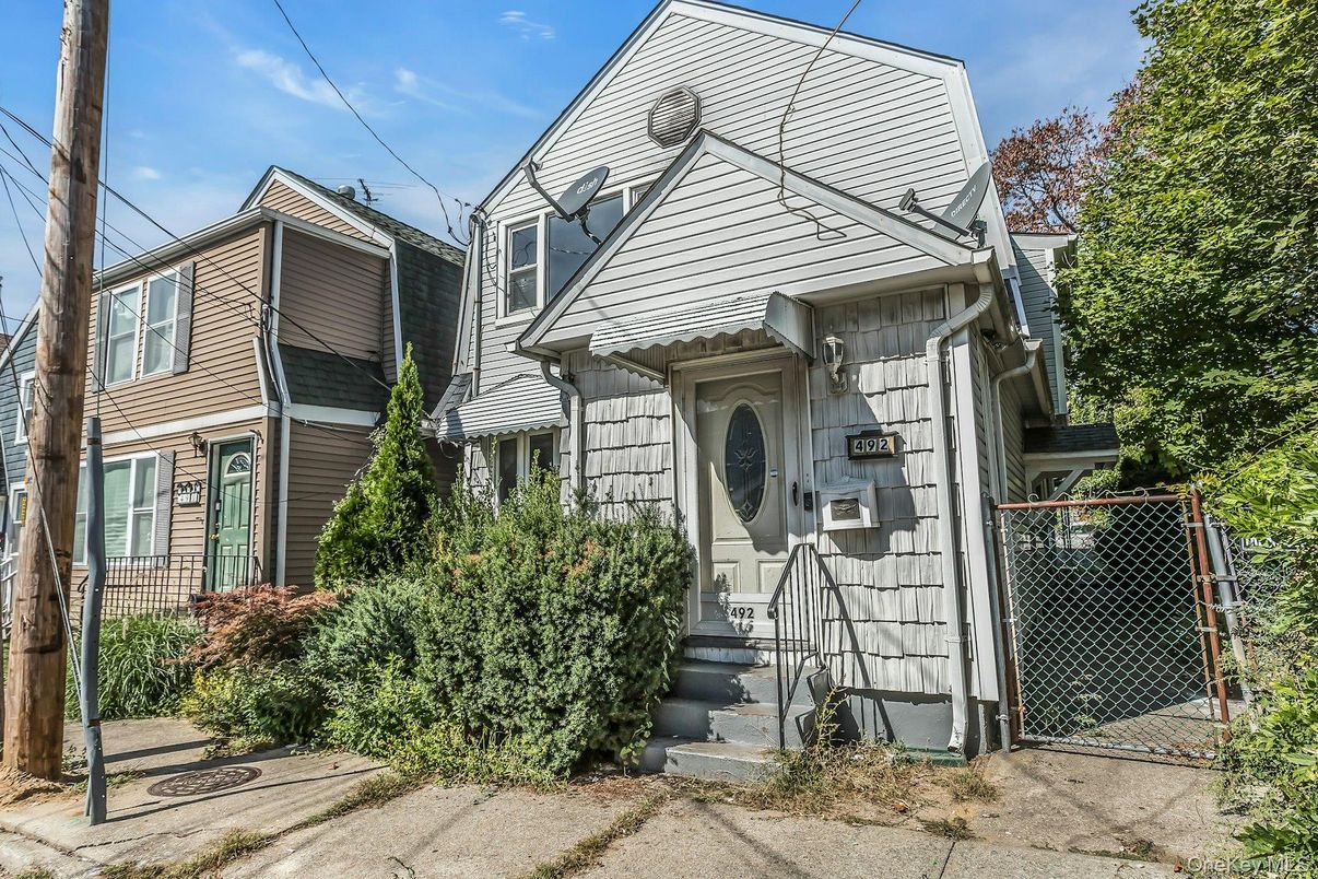 Exterior, Facade, Queen Anne Victorian