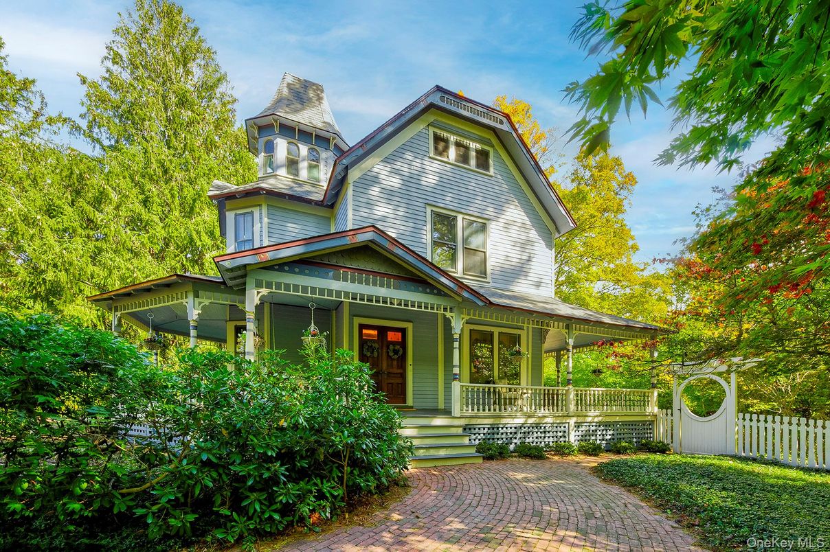 Exterior, Facade, Queen Anne Victorian