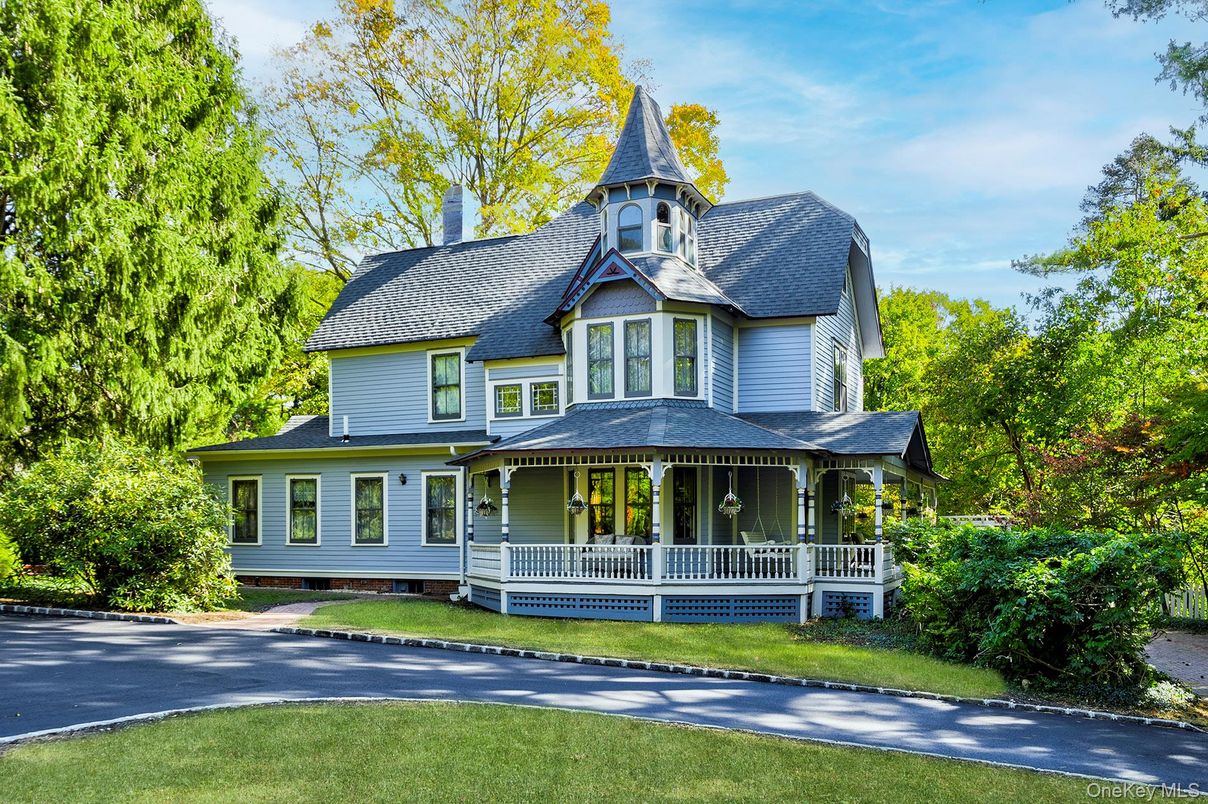 Exterior, Facade, Queen Anne Victorian