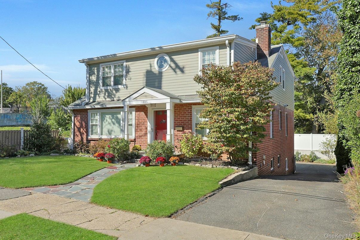 Exterior, Facade, Brick Facade, American Foursquare