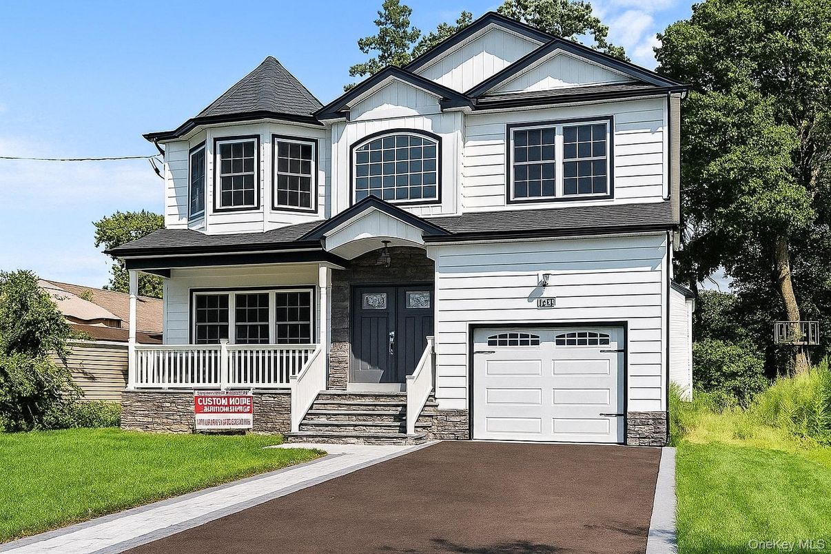 Attached, Exterior, Facade, Queen Anne Victorian