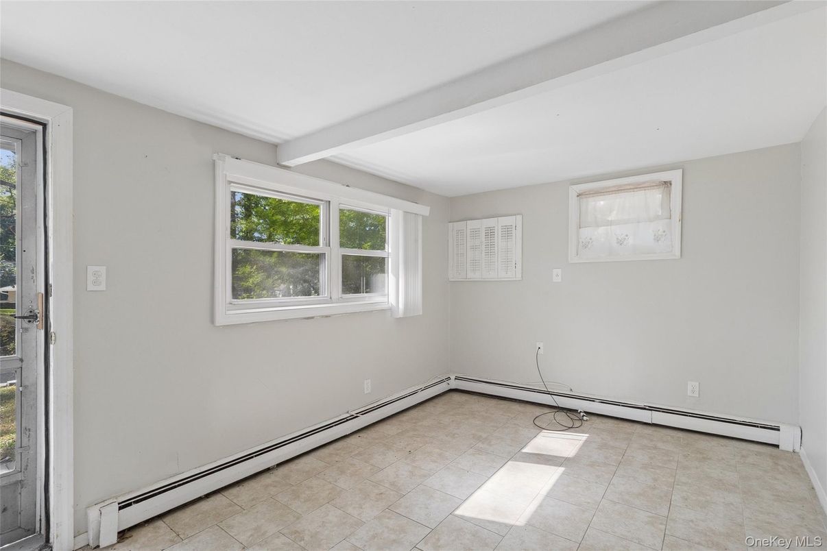 Empty room, Interior