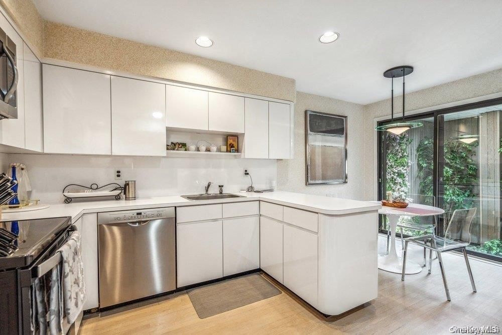 Dining room, Interior, Kitchen, Pendant Lights, Recessed Lighting, Stainless Steel Appliances, Wood Texture Flooring