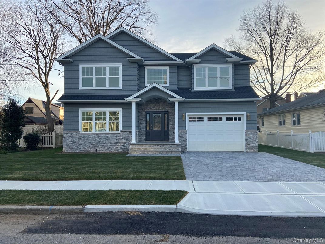 Attached, Exterior, Facade, American Craftsman