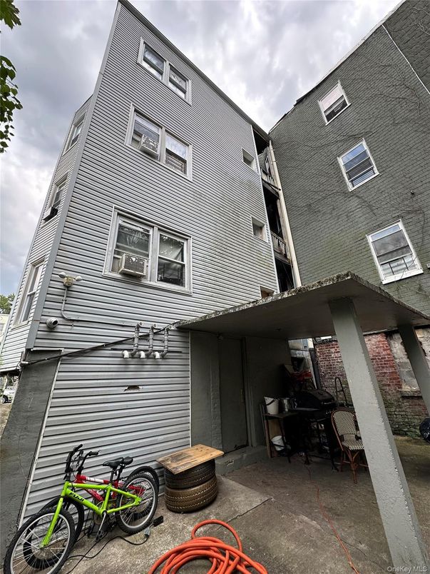 Exterior, Facade, Rowhouse