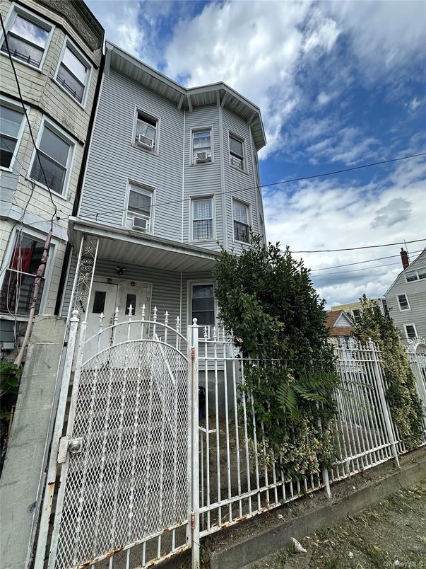 Exterior, Facade, Rowhouse