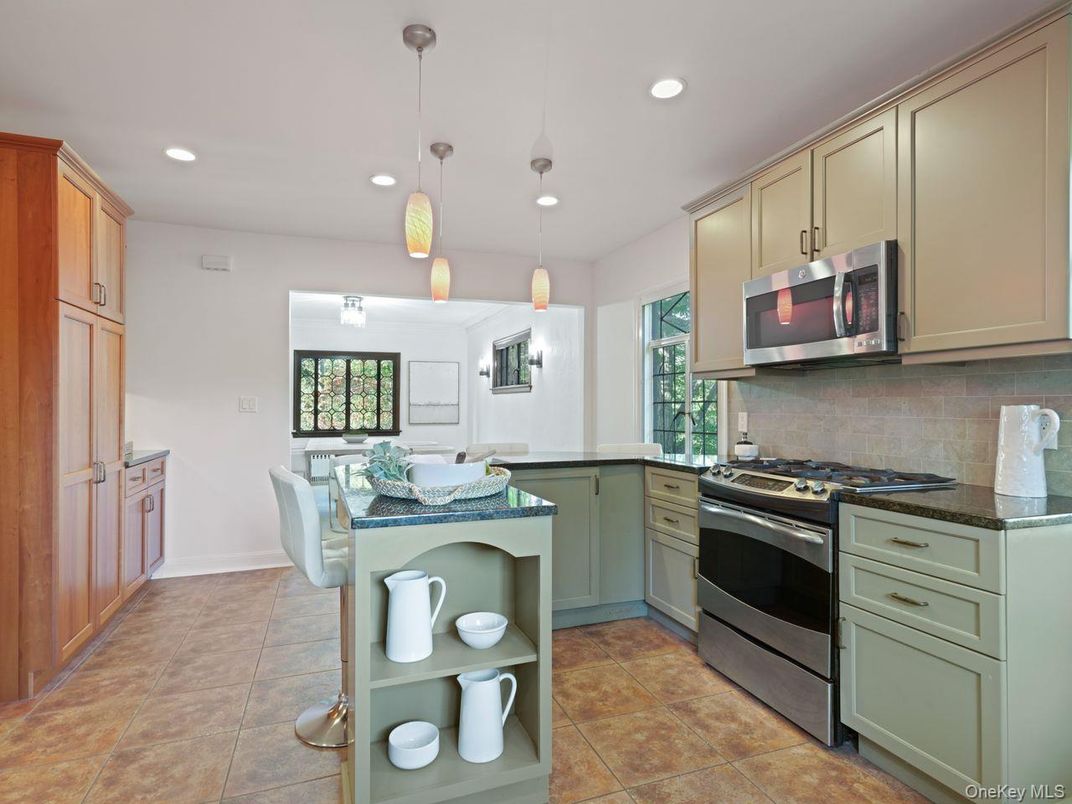 Dining room, Interior, Kitchen, Pendant Lights, Recessed Lighting, Stainless Steel Appliances