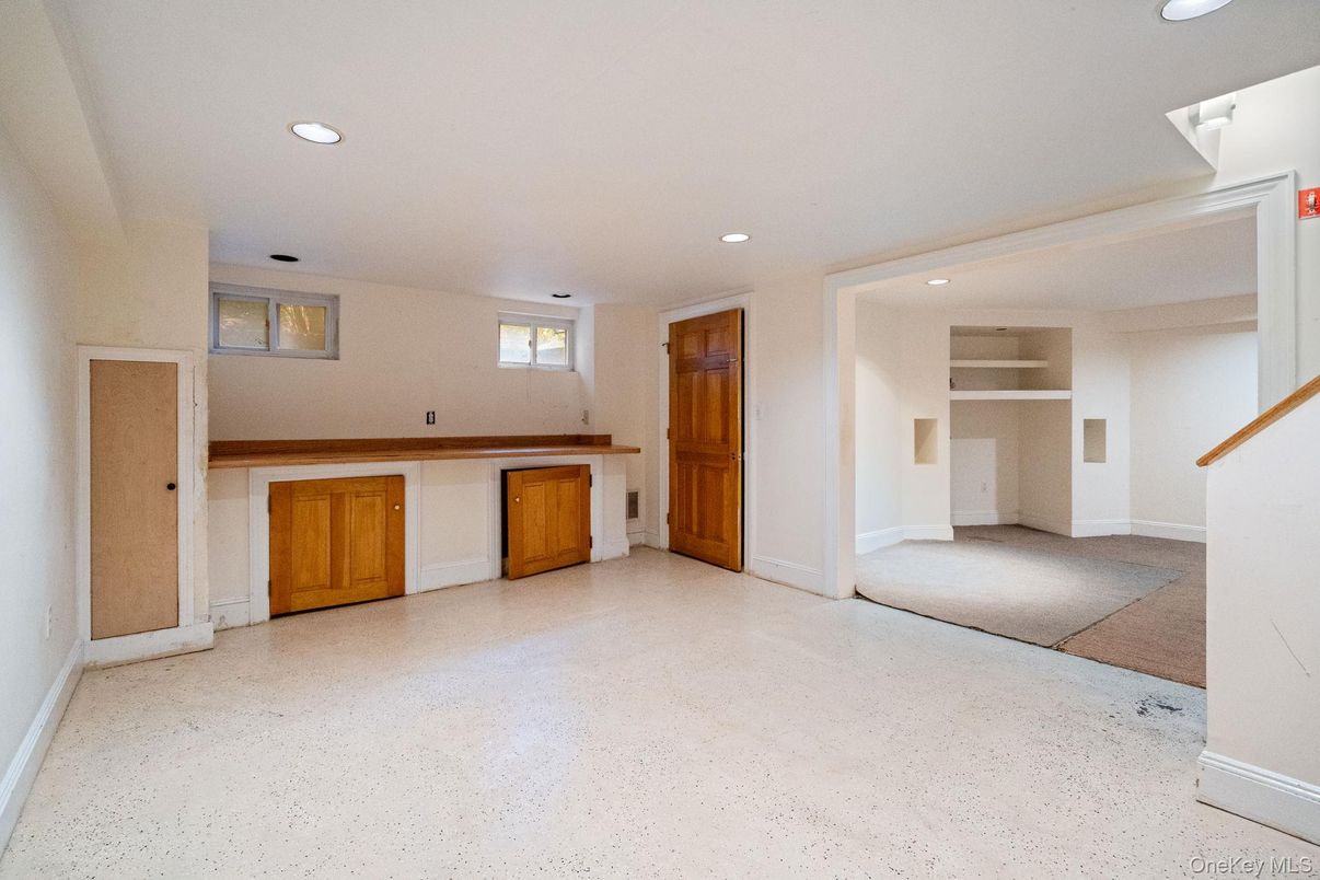 Empty room, Interior, Recessed Lighting