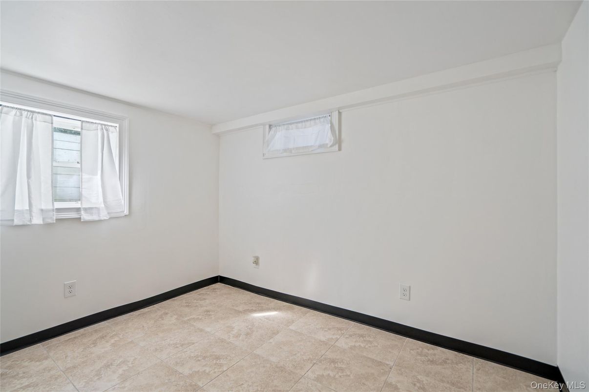 Empty room, Interior