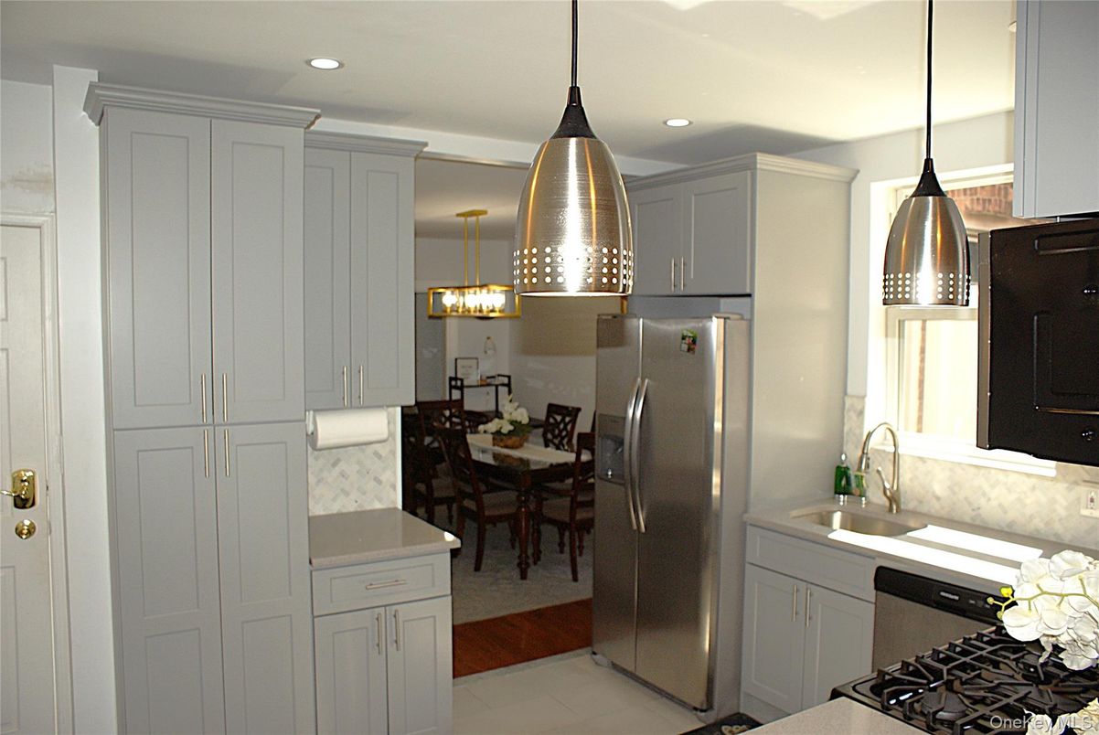 Dining room, Interior, Kitchen, Pendant Lights, Recessed Lighting, Stainless Steel Appliances