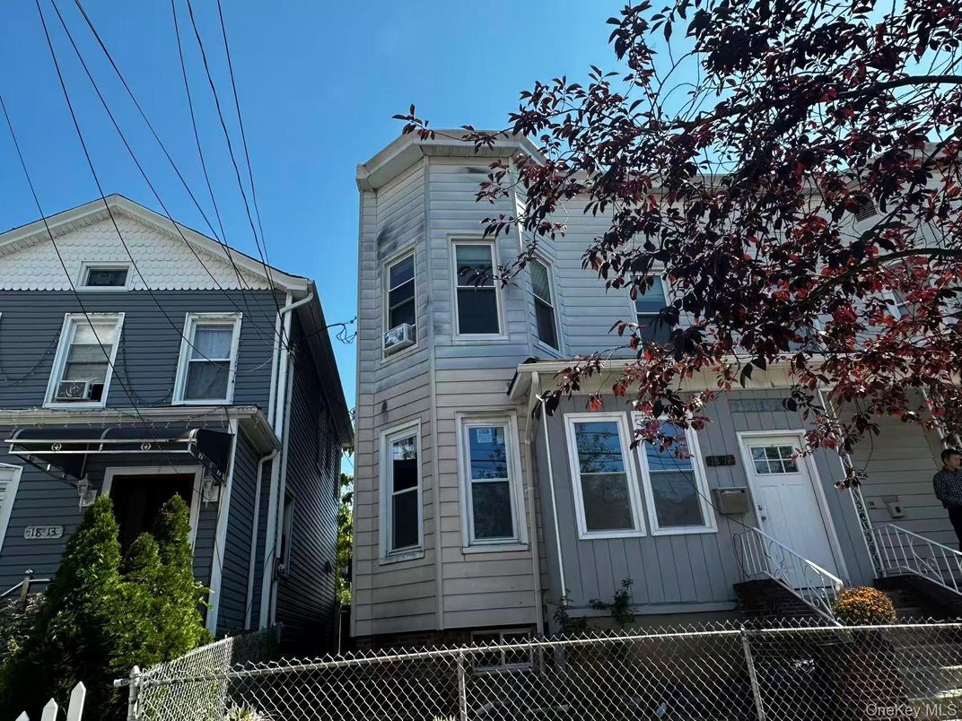 Exterior, Facade, Queen Anne Victorian