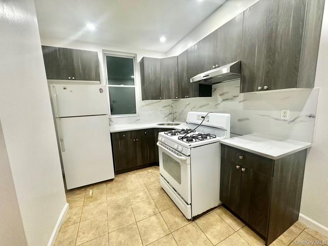 Interior, Kitchen, Marble Walls, Recessed Lighting