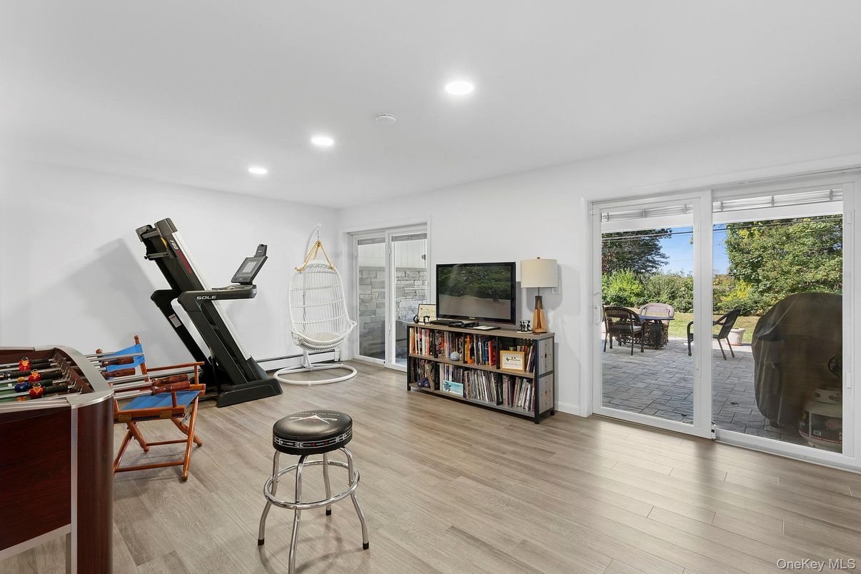 Fitness Equipment, Interior, Recessed Lighting, Wood Texture Flooring