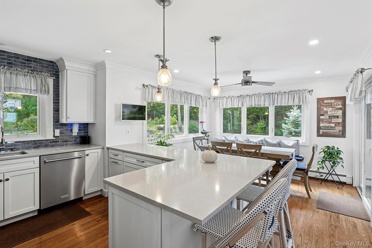 Dining room, Interior, Kitchen, Pendant Lights, Recessed Lighting, Wood Texture Flooring