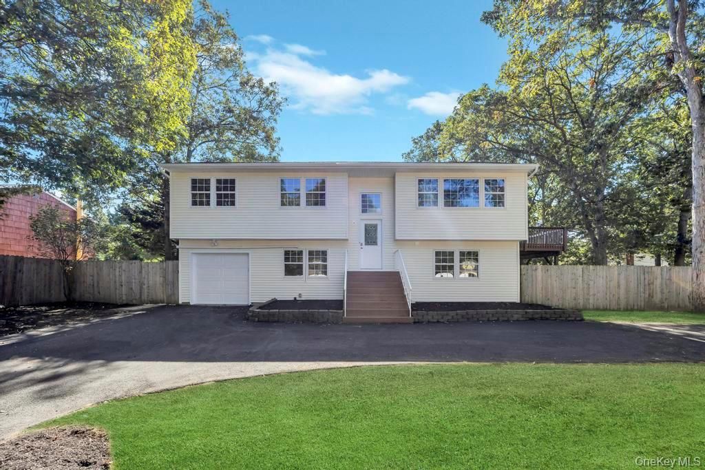 Attached, Exterior, Facade, Raised Ranch