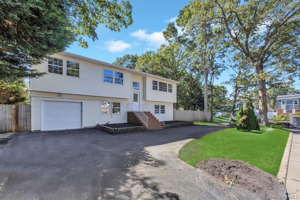 Attached, Exterior, Facade, Raised Ranch