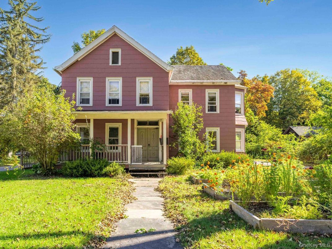 Exterior, Facade, Queen Anne Victorian
