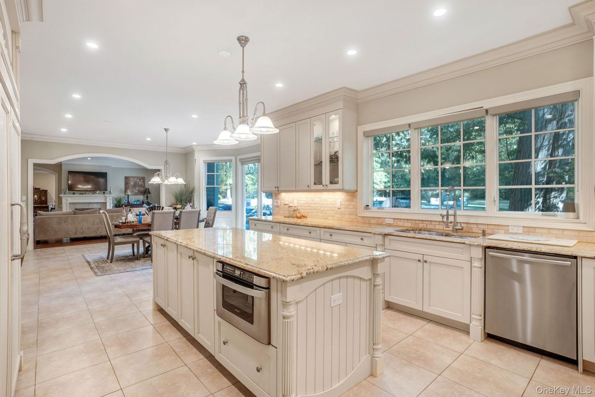 Dining room, Interior, Kitchen, Living room, Pendant Lights, Recessed Lighting, Stainless Steel Appliances