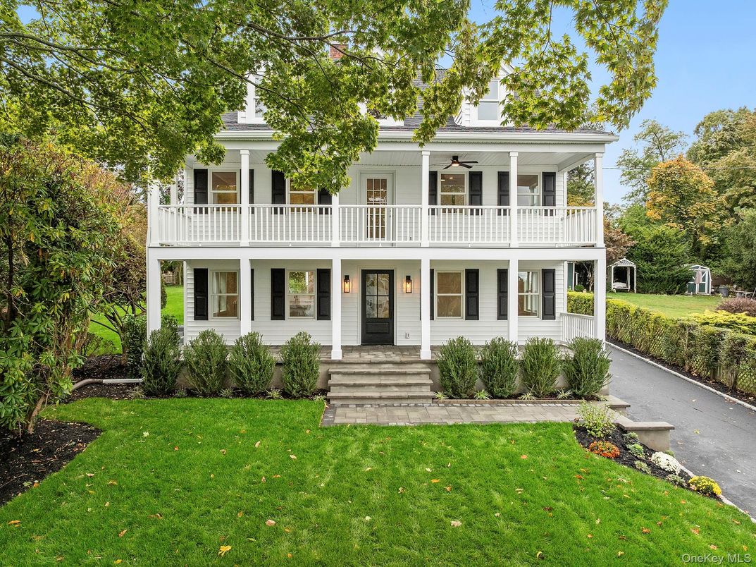 Exterior, Facade, American Foursquare