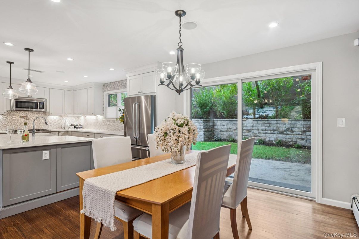 Chandelier, Dining room, Interior, Kitchen, Pendant Lights, Recessed Lighting, Stainless Steel Appliances, Wood Texture Flooring