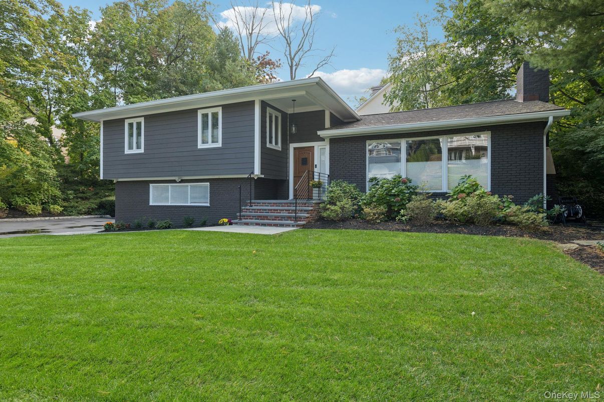 Exterior, Facade, Brick Facade, Split Level