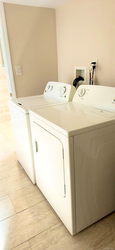 Interior, Washer, Wood Texture Flooring